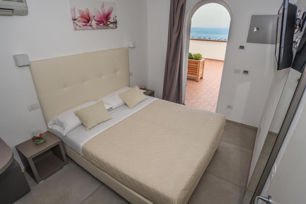 רימיני Hotel Villa Augustea מראה חיצוני תמונה